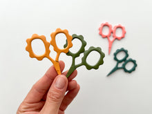 Load image into Gallery viewer, Honey Small Flower Embroidery Scissors