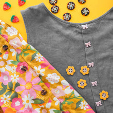 Load image into Gallery viewer, Yellow Daisy Large 1" Buttons
